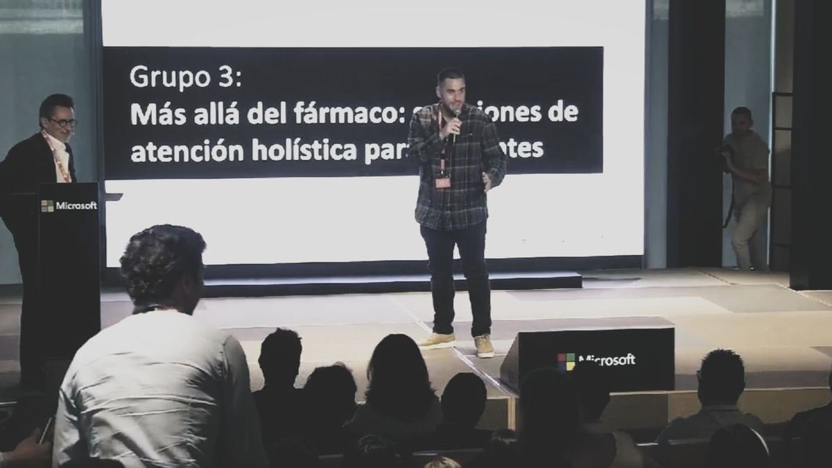 Juan Mora Delgado en el escenario de un hackathon
