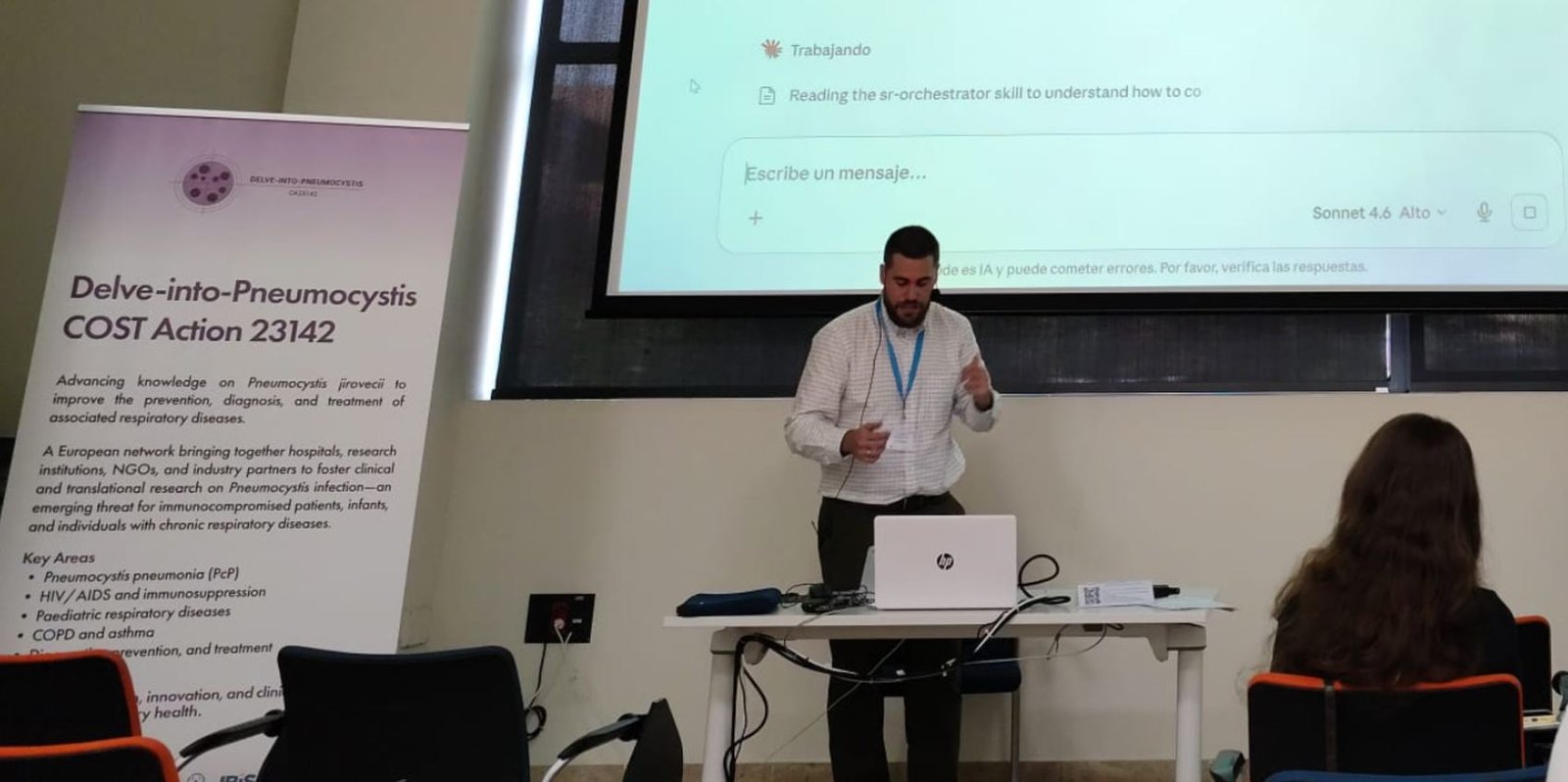 Juan Mora Delgado impartiendo formación ante una sala llena