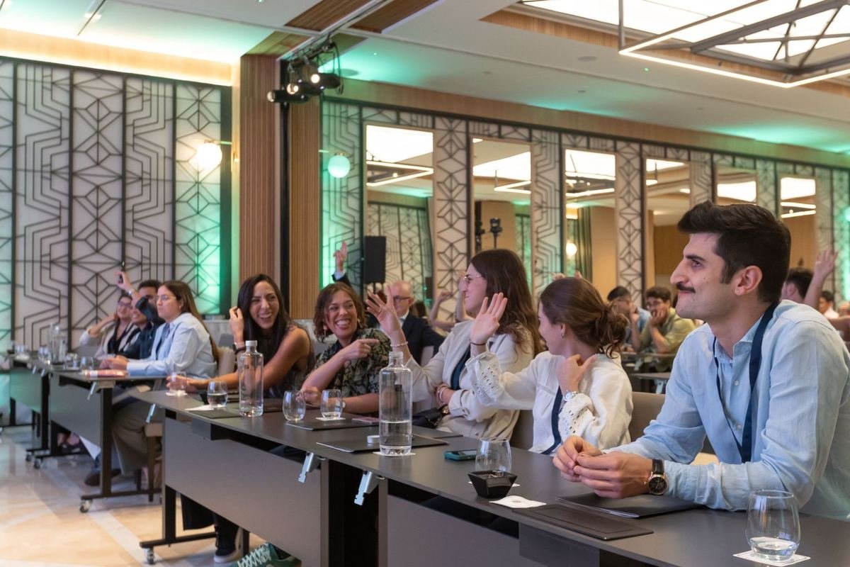 Asistentes participando en una sesión de formación