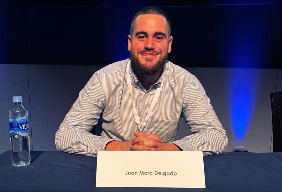 Juan Mora Delgado en una mesa de ponentes