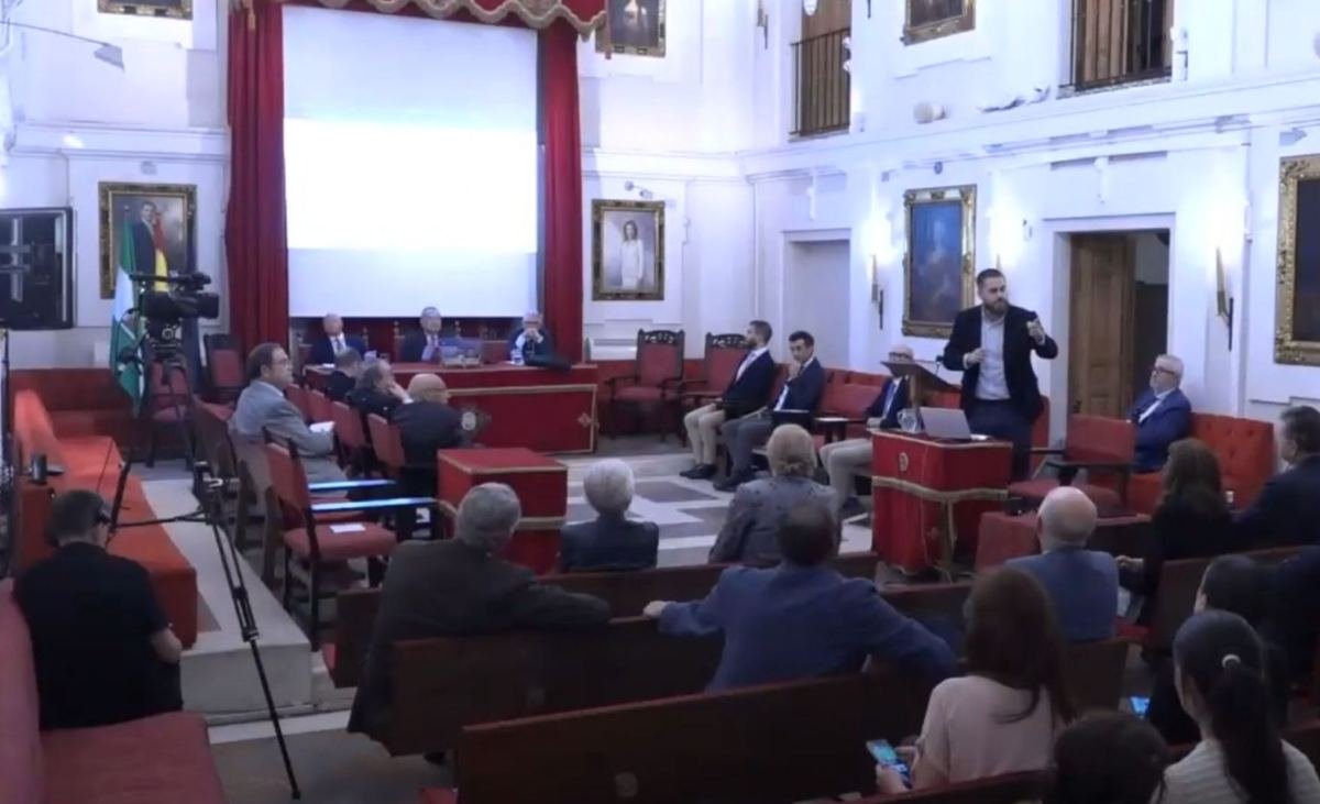 Ponencia ante un panel de especialistas en un salón académico