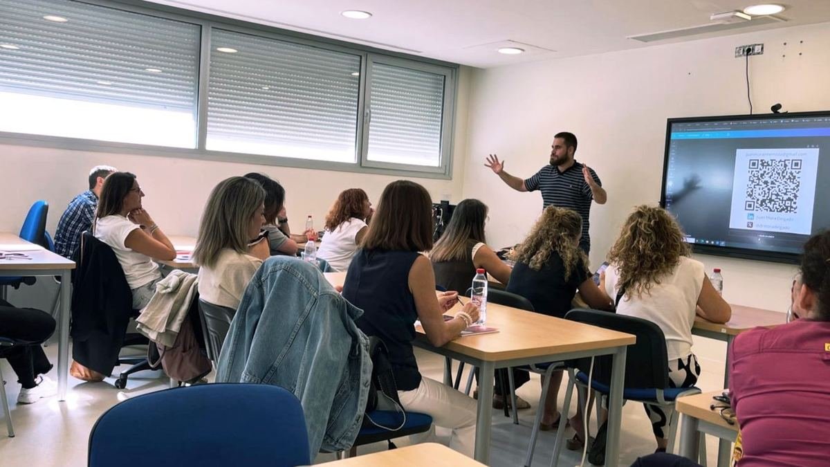 Taller práctico con un grupo de profesionales trabajando con su portátil